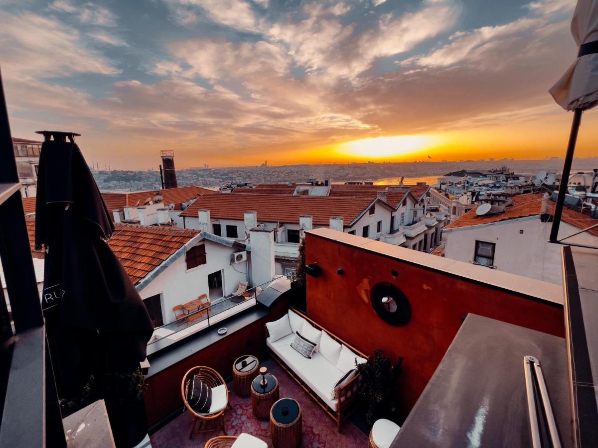 Ruz Hotels อิสตันบูล ภายนอก รูปภาพ Sunset over the rooftops of the city